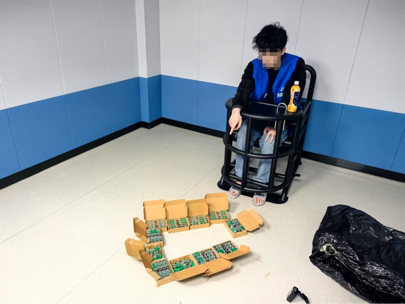 犯罪嫌疑人指认外挂固件