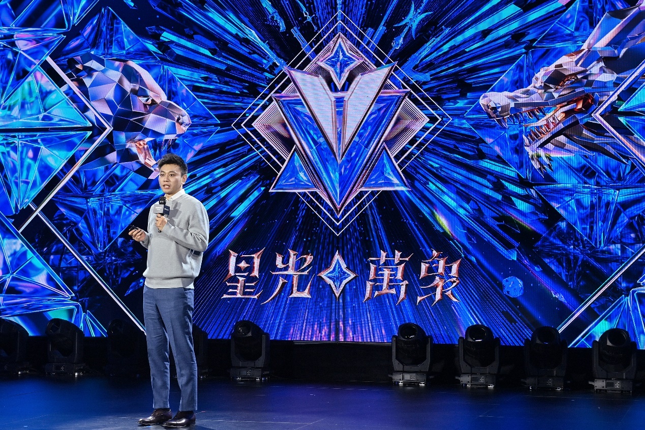 钟翼先生开启“年度十佳俱乐部”奖项并致辞