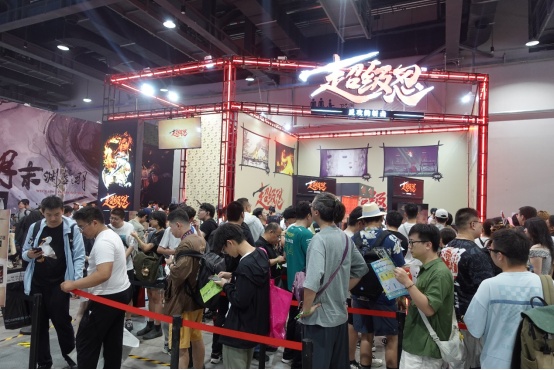 现场试玩的玩家排起了长队